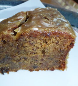 Budín de Frutos Secos con Salsa de Toffee