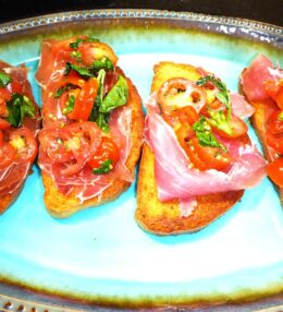 Bruschettas con Prosciutto, Tomatitos y Albahaca