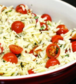 Pasta Orzo con Albahaca, Almendras, Parmesano y Tomates Cherry