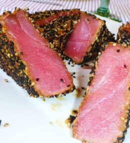 Tataki de Atún con Sésamo Negro y Blanco