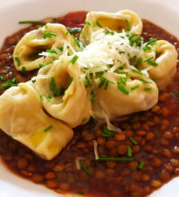 Tortellinis rellenos de Mozzarella y Prosciutto sobre Lentejas al Pomodoro