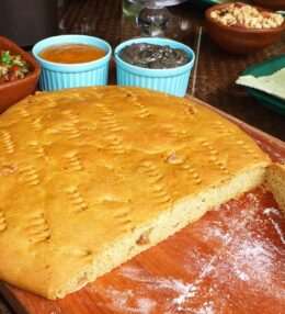 Tortilla de Rescoldo con Chicharrones al Horno