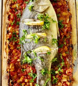 Pescado entero al horno con tomates y berenjenas